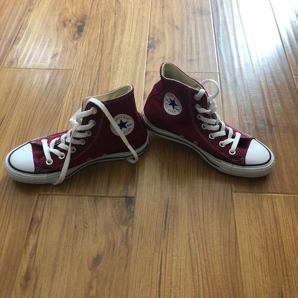 Converse burgundy size 6